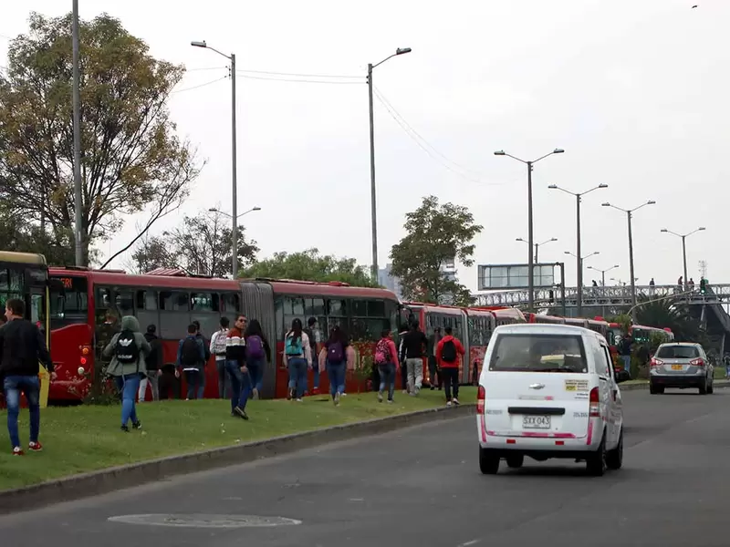 Impactantes imagenes de encapuchados y vandalismo en paro nacional / 21 de enero
