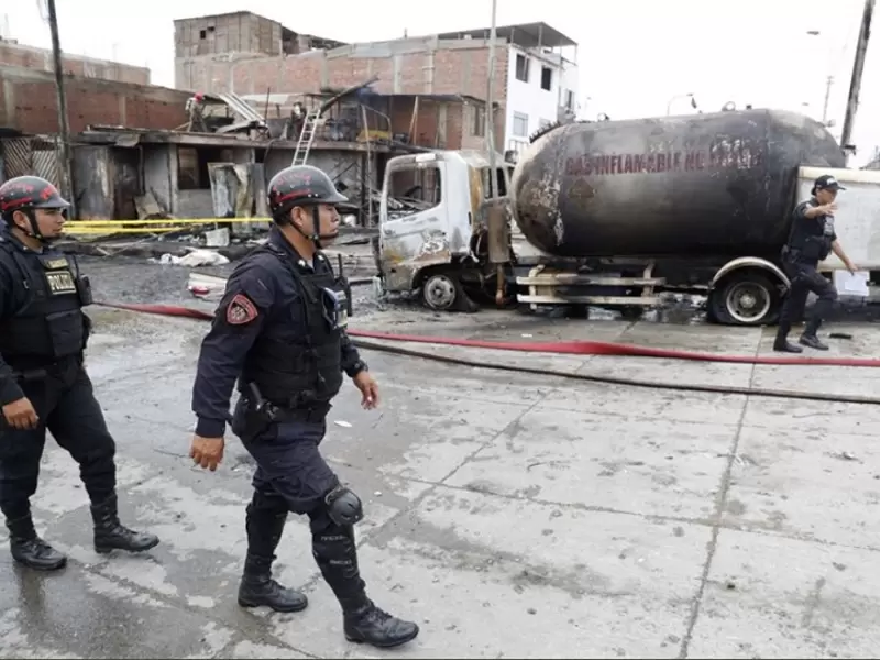 Explota camión con gas en Perú