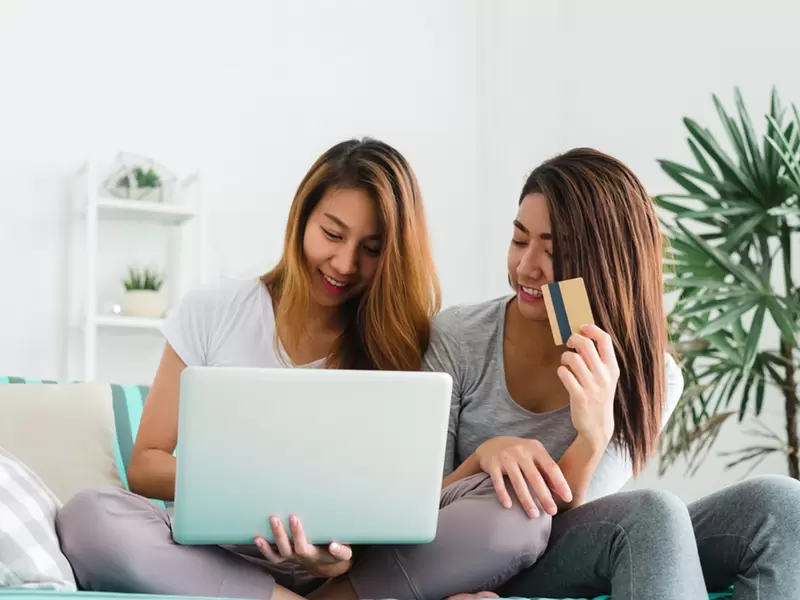Mujeres realizando compras online