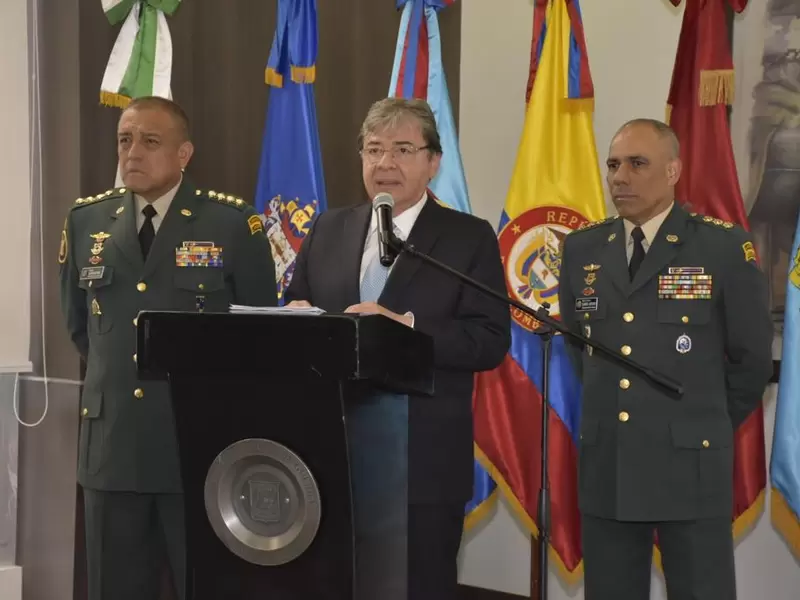 Ministro de Defensa, Carlos Holmes Trujillo, junto a los comandantes de las FF.MM. y del Ejército.
