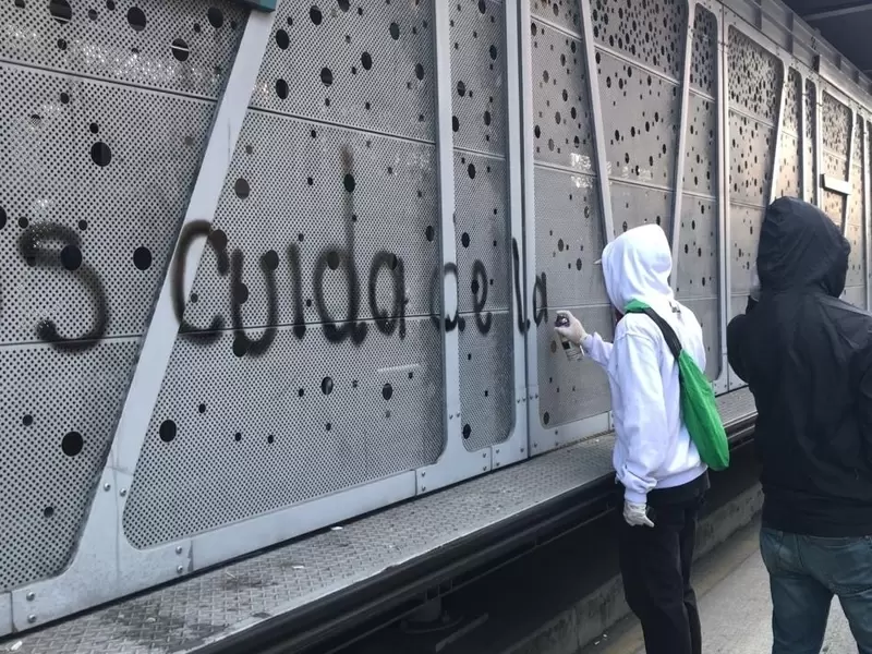Un grupo de personas pintaron con graffitis las estaciones del Metroplús en Medellín