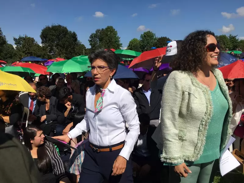Claudia López y Angélica Lozano en evento de posesión de la alcaldesa de Bogotá