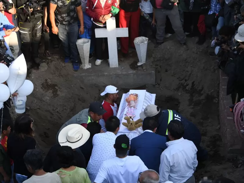 Entierro de niña asesinada en México