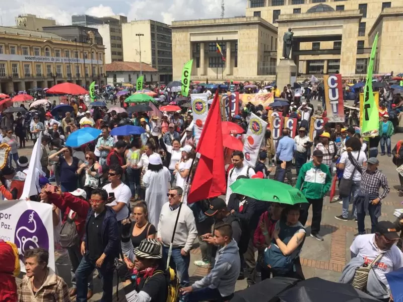 Marcha de maestros en la Plaza de Bolívar