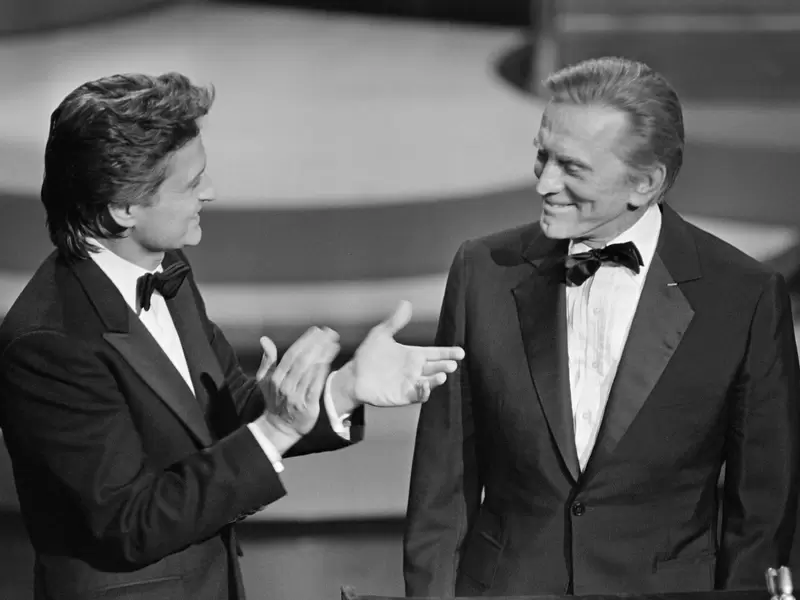 Michael Douglas y Kirk Douglas en 1985 Michael Douglas y Kirk Douglas en 1985