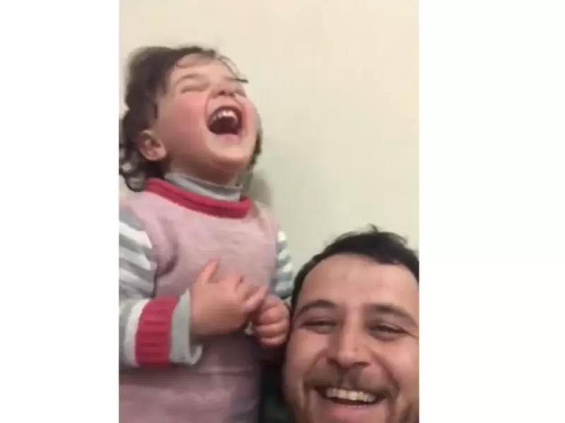 Padre hace feliz a su hija en medio de guerra en Siria Padre hace feliz a su hija en medio de guerra en Siria