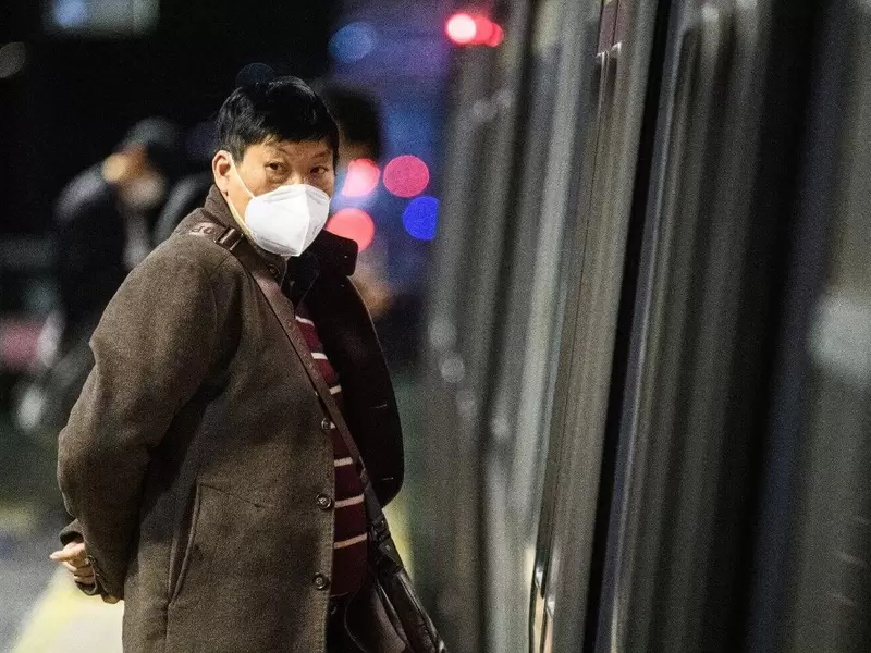 Un hombre en Hong Kong usa máscara para protegerse del coronavirus Un hombre en Hong Kong usa máscara para protegerse del coronavirus