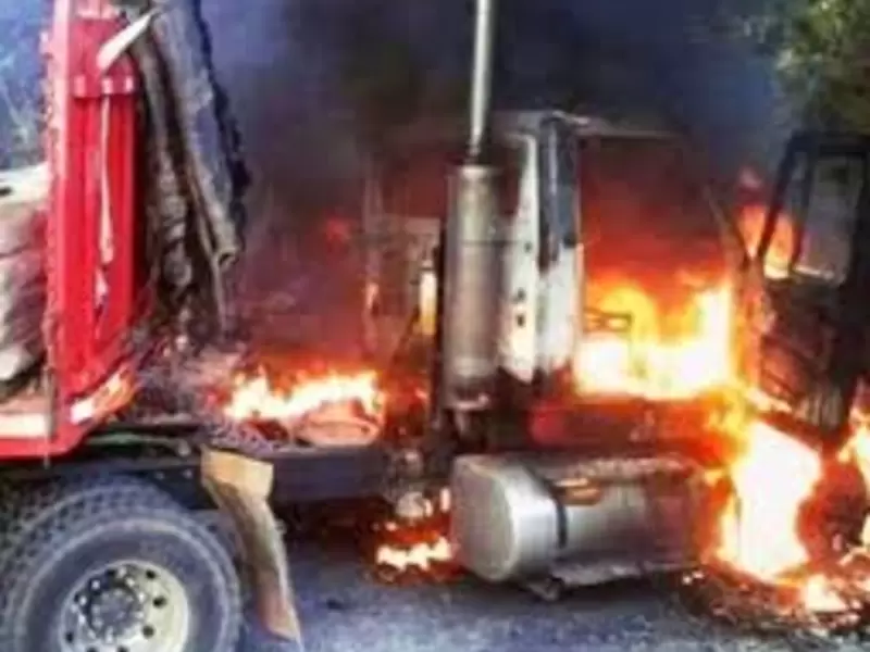 Camiones incinerados en Norte de Santander.