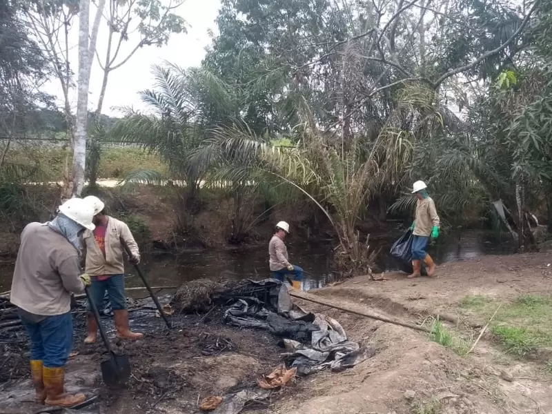 El derrame afectó un jaguey que es utilizado por la propietaria de la zona para las actividades agropecuarias.