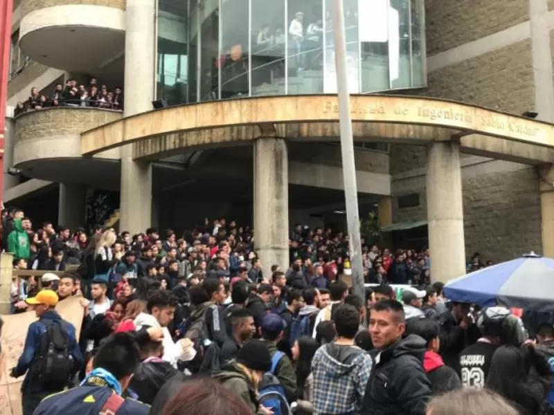 Los encapuchados son grupos organizados y pagados: Claudia López