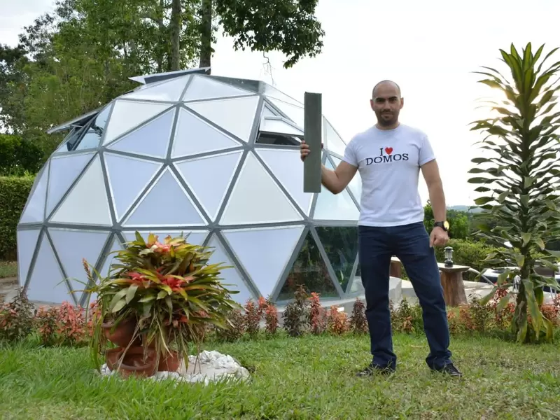 Quindiano transforma plástico reciclado en casas tipo domo | RCN Radio