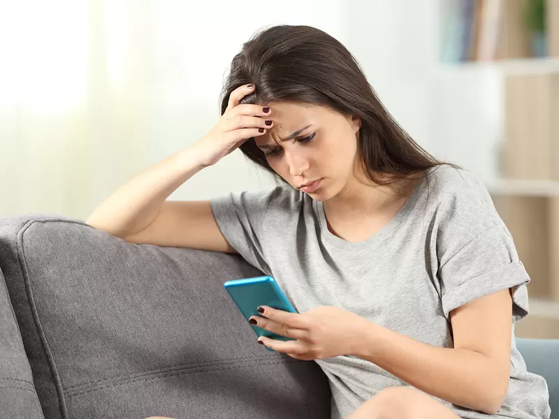 Mujer incómoda con un mensaje en su celular