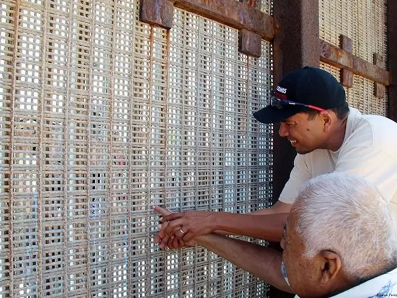 Beso del meñique, Parque de la Amistad, frontera entre México y EE.UU.