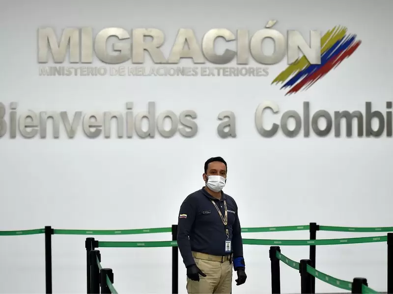 Funcionario de Migración Colombia, en el aeropuerto Eldorado de Bogotá.