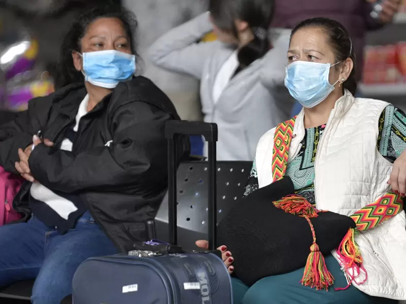 Ciudadanos toman medidas de prevención ante el coronavirus en Colombia.