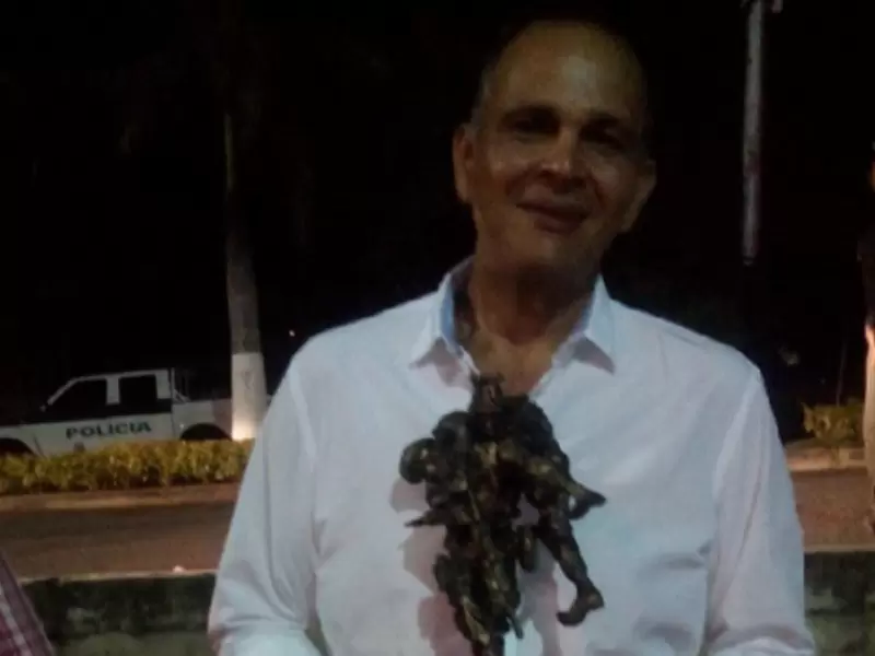 'Ñeñe' Hernández con obsequio del Ejército Nacional