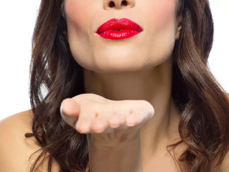 Besos son prohibidos en Italia ante el coronavirus