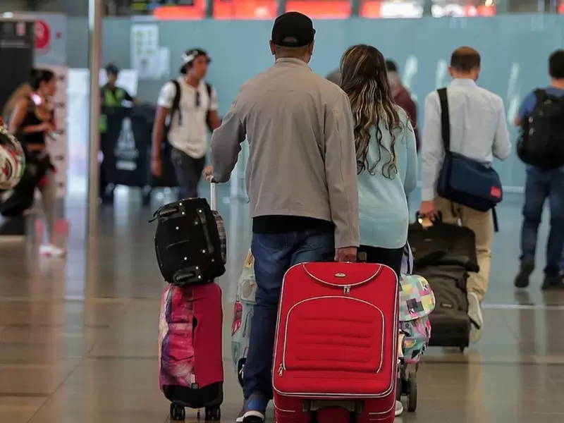 Pasajeros en aeropuerto El Dorado