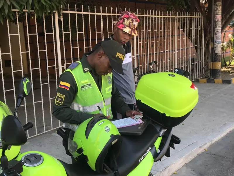 Policía sancionó a infractores.