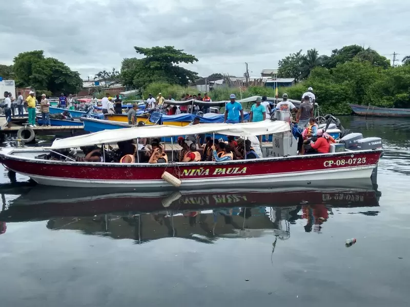 Embarcaciones llegan los inmigrantes a Capurganá.