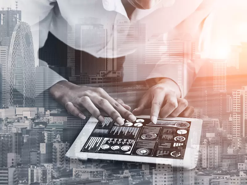 En medio de la pandemia, mucho se ha hablado de los emprendimientos digitales. Mujer usa plataforma digital en su tablet