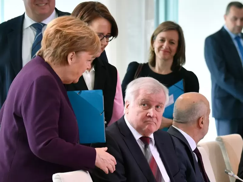 Horst Seehofer no estrechó la mano de Ángela Merkel Horst Seehofer no estrechó la mano de Ángela Merkel