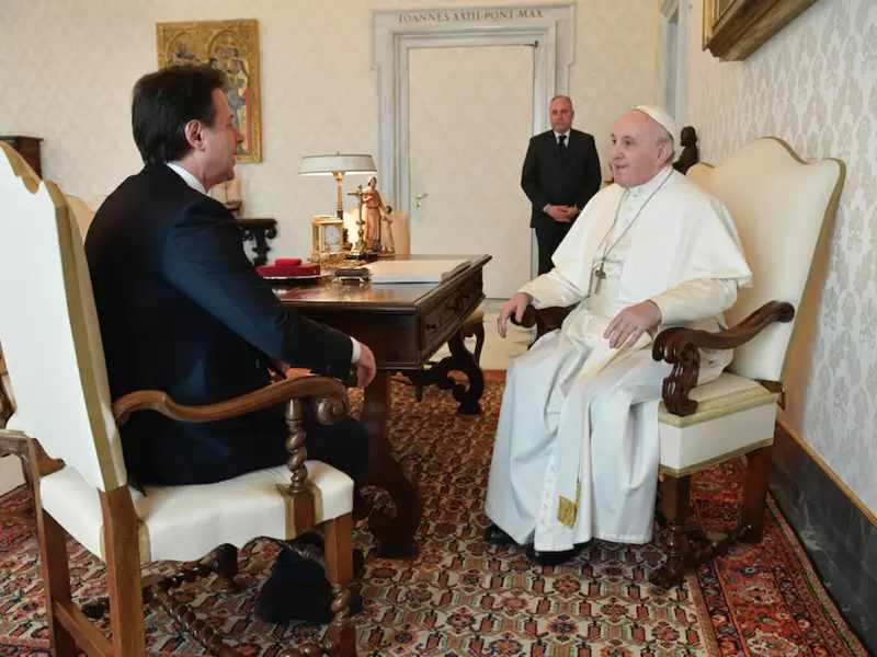 Papa Francísco con primer ministro de Italia, Giuseppe Conte.