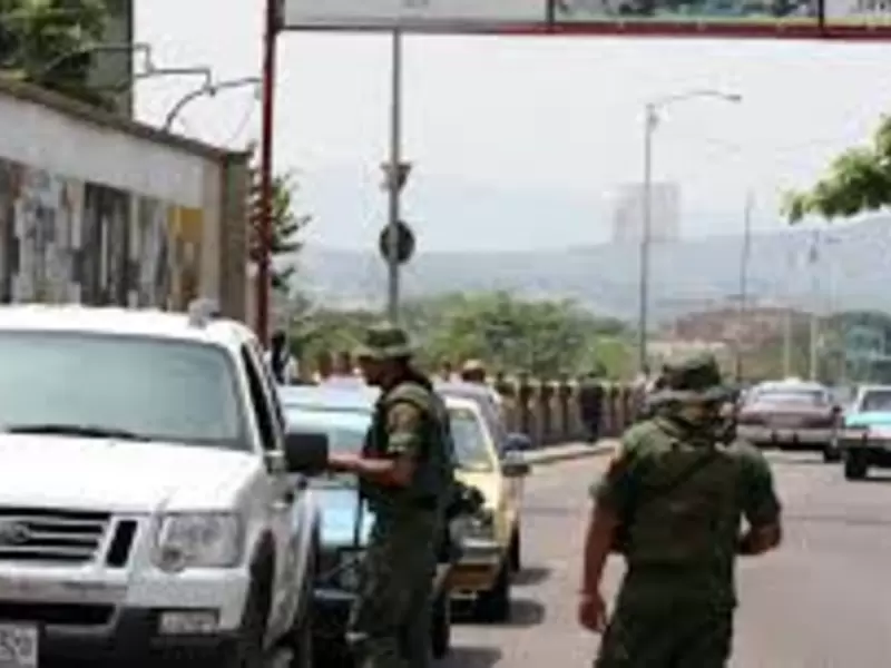 varias personas que intentaron cruzar muy temprano la frontera, quedaron retenidas en los controles