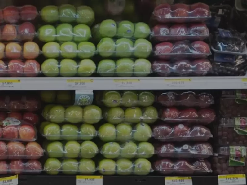 Empaque plástico en frutas y verduras.