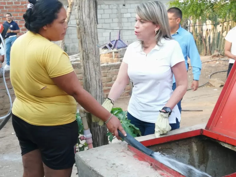 Inició la entrega de agua en carrotanques a barrios vulnerables en Santa Marta para mitigar el flagelo de la falta de agua