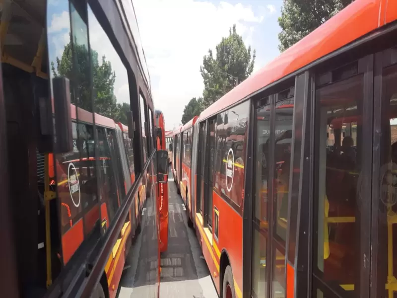 Trancón de Transmilenios por la Avenida 19