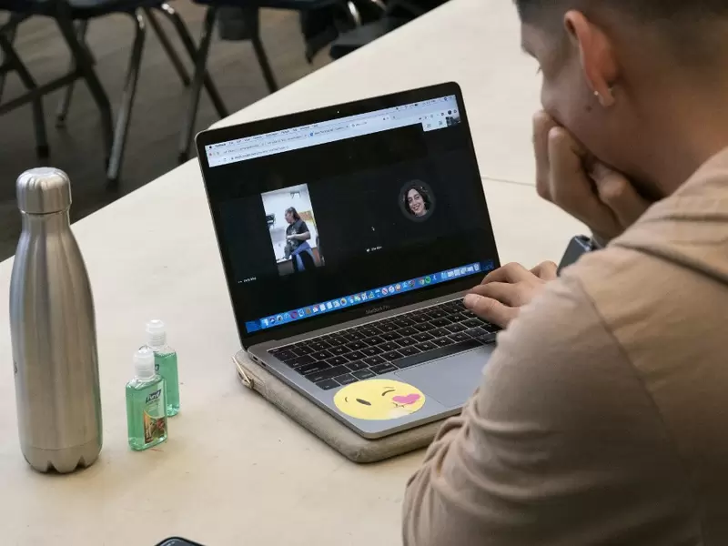Usuario mantiene una videoconferencia