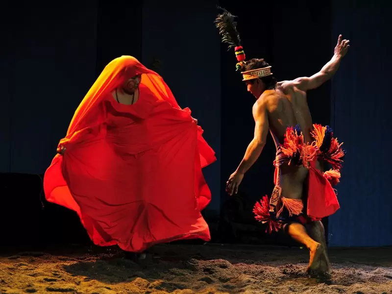 Indígenas wayúu bailando la danza tradicional de la Yonna