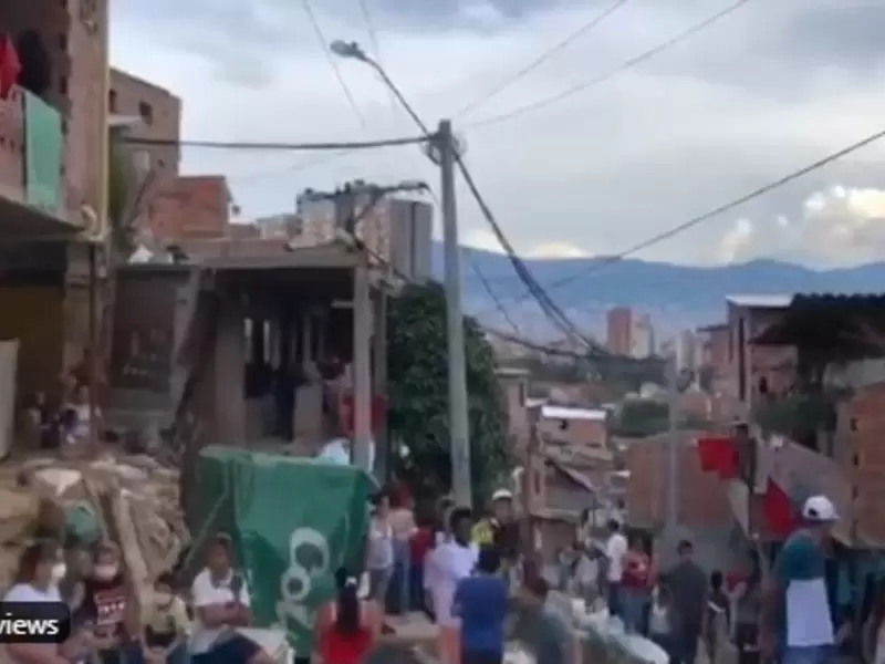 Banderines rojos en las fachadas de casas en la comuna 13 de Medellín.