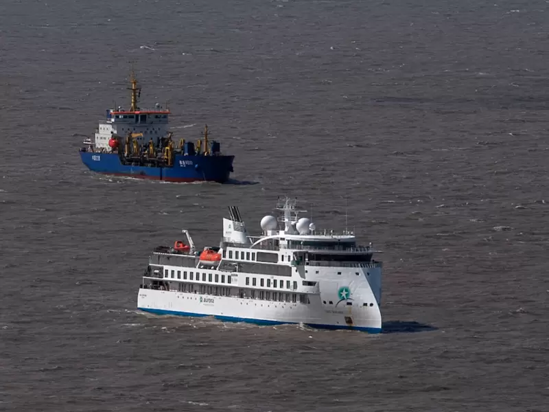 Crucero Greg Mortimer fondeando en Uruguay