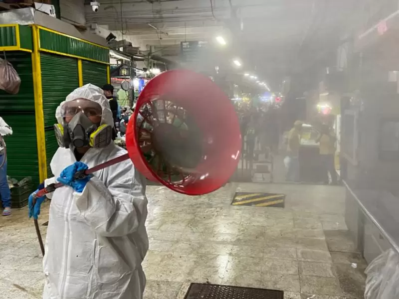 Labores de desinfección de la Plaza Minorista de Medellín.