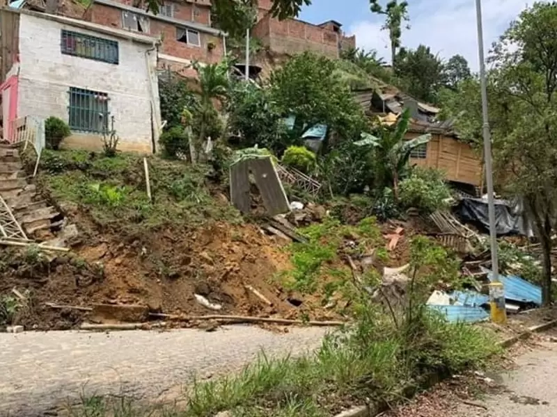 17 familias en Floridablanca y 100 más en Girón deben ser evacuadas para evitar emergencia por el deslizamiento de un talud.