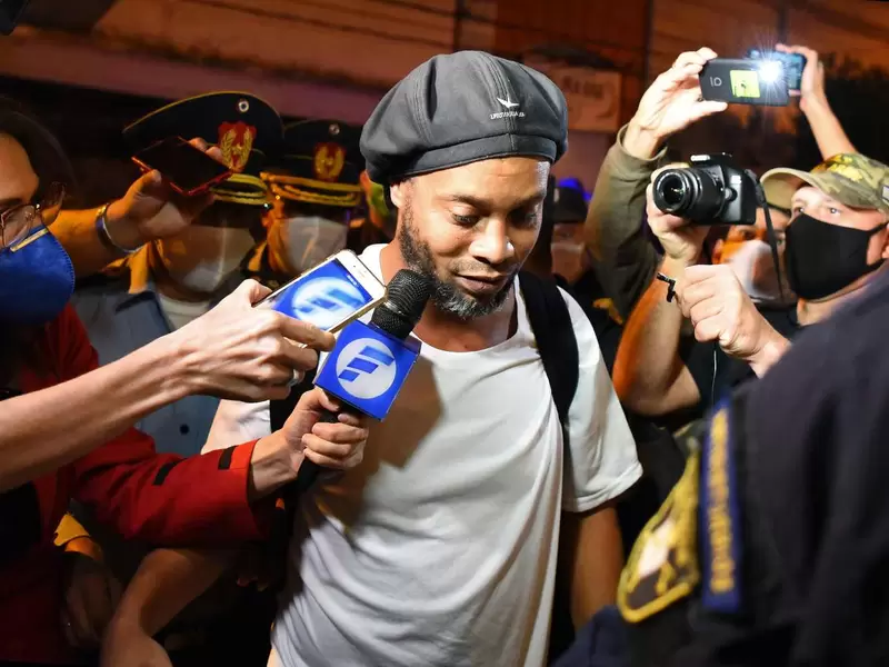 Ronaldinho salió de la cárcel en Paraguay