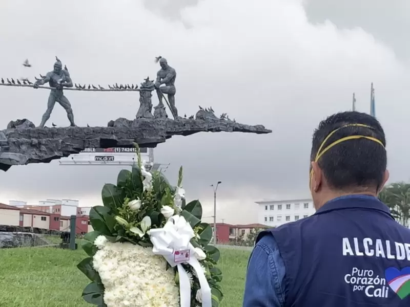 Diferentes autoridades del municipio asistieron al homenaje en honor a los médicos fallecidos.