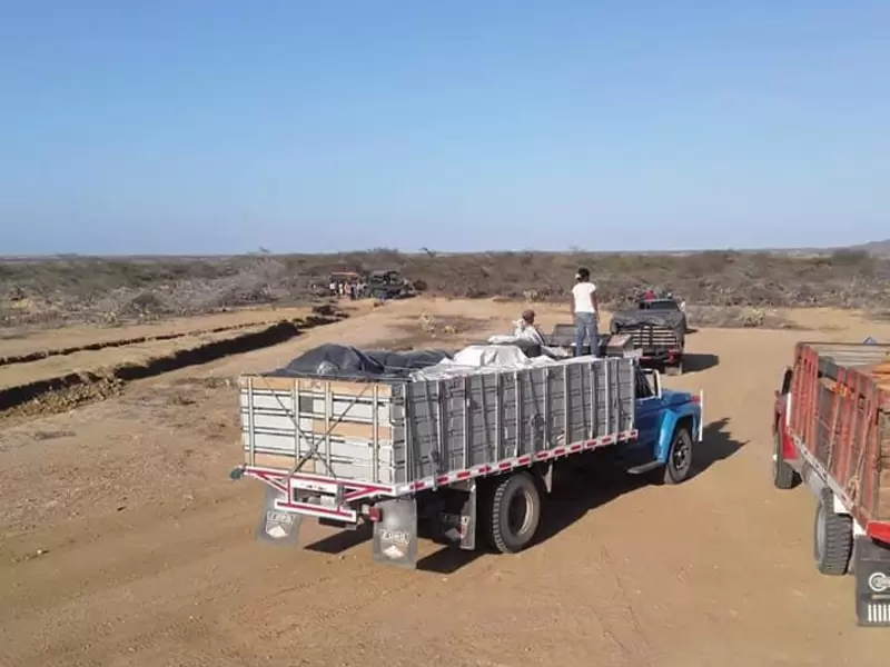 Los camiones cargados con alimentos completan 24 horas de recorrido y aún no llegan a su destino