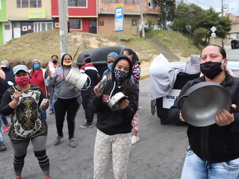 La quema de llantas y los bloqueos han sido la constante en este viernes.