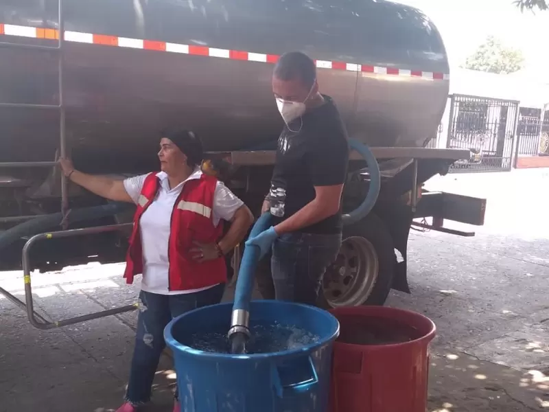 operarios adelantan trabajos de limpieza en la bocatoma del acueducto