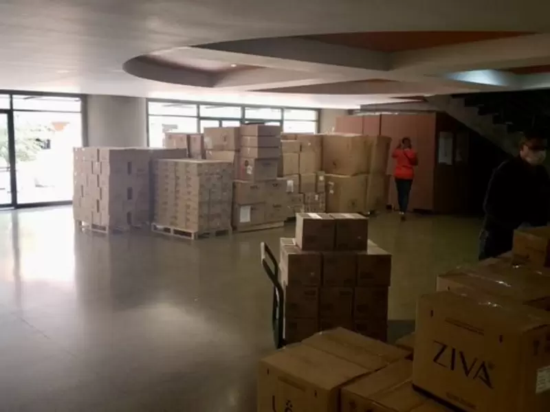 En estas cajas está la donación de Emiratos Árabes a la Universidad de Antioquia.