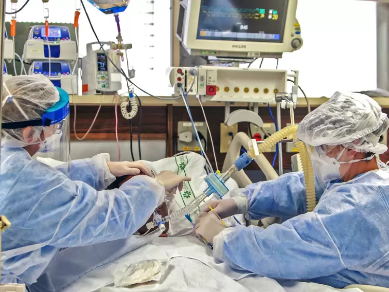 Médicos atienden pacientes con coronavirus