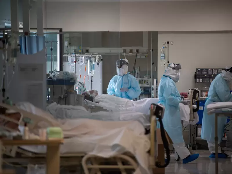 Médicos que atienden a contagiados de coronavirus