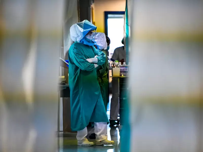 Médicos que atienden coronavirus