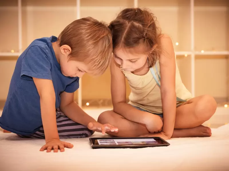 Niños colegios en educación virtual