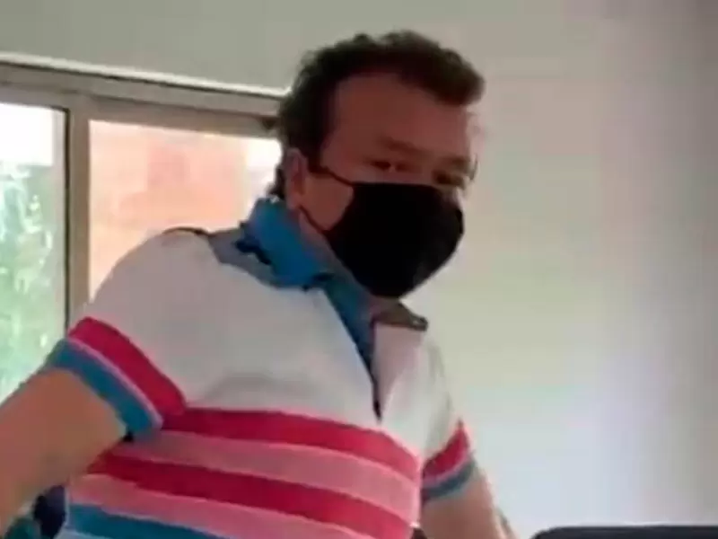 El senador Eduardo Pulgar en una pelea de gallos.