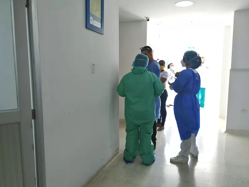 Se investiga un posible favorecimiento a unas EPS. Autoridades de salud hacen seguimiento a familiares de fallecido por coronavirus