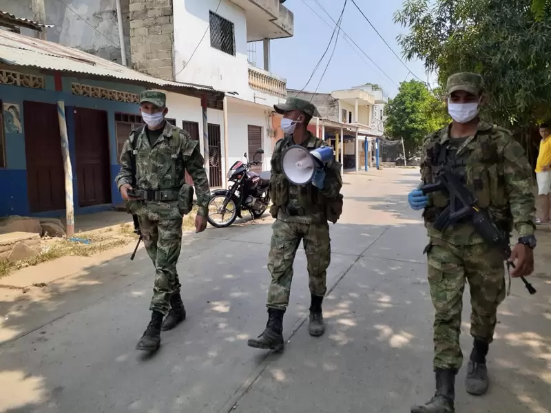 Los soldados incrementan patrullas en el sur de la ciudad.